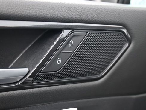 Used 2023 Volkswagen Tiguan SE image 27