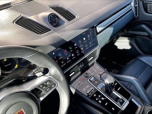 Used 2022 Porsche Cayenne Platinum Edition image 32