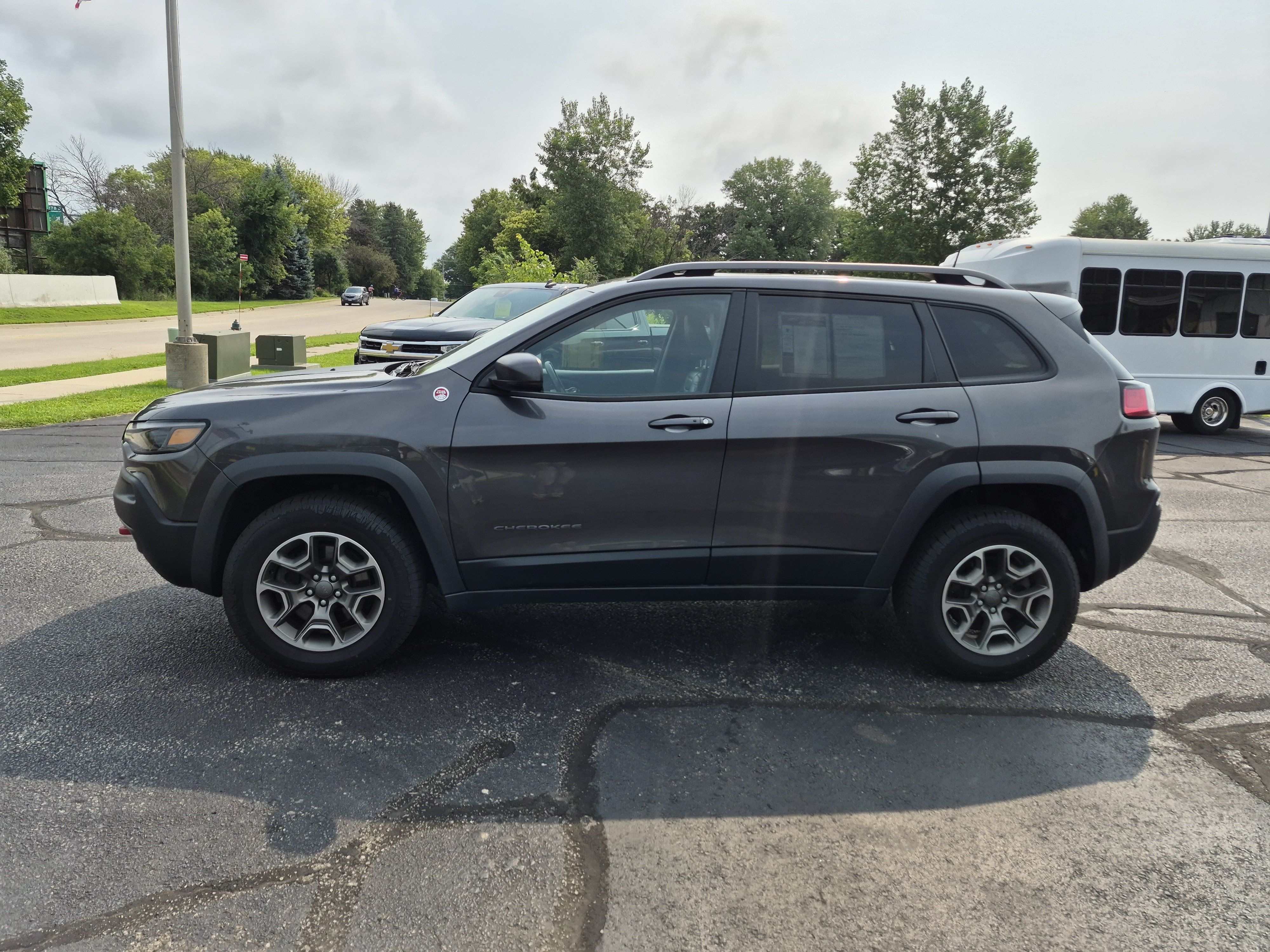 Used 2020 Jeep Cherokee Trailhawk AWD/4WD image 5