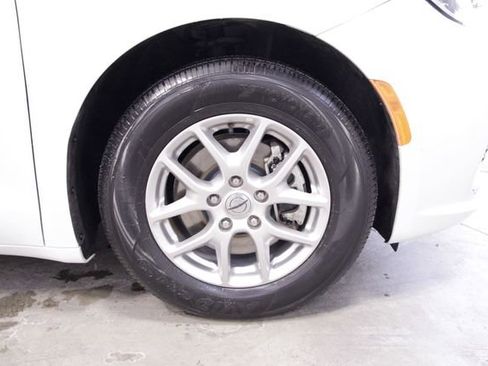 Used 2024 Chrysler Pacifica Touring-L image 12