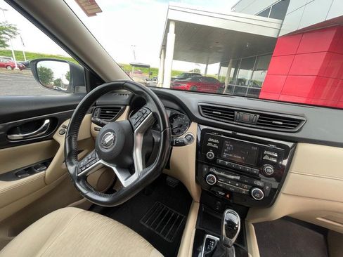 Used 2017 Nissan Rogue SV FWD image 7