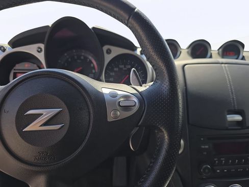 Used 2018 Nissan 370Z Roadster RWD image 18