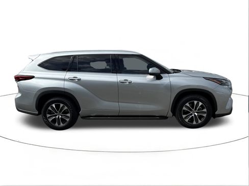 Used 2022 Toyota Highlander XLE image 2