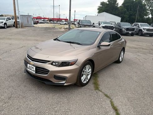 Used 2018 Chevrolet Malibu LT FWD image 2