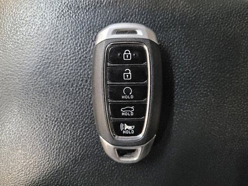 Used 2023 Hyundai Elantra Limited image 32