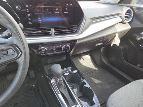 Used 2025 Chevrolet Trax LT FWD image 29