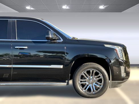 Used 2019 Cadillac Escalade 2WD 4dr image 34