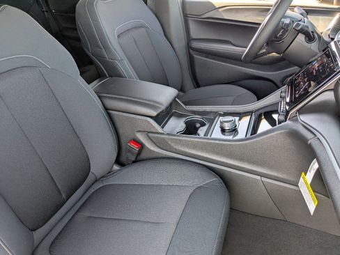 Used 2025 Jeep Grand Cherokee Laredo X w/ Luxury Tech Group I image 10