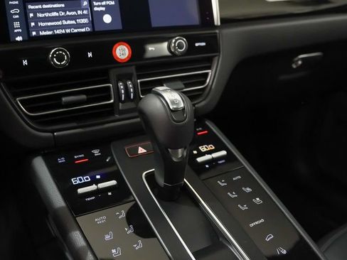 Used 2025 Porsche Macan AWD/4WD image 33