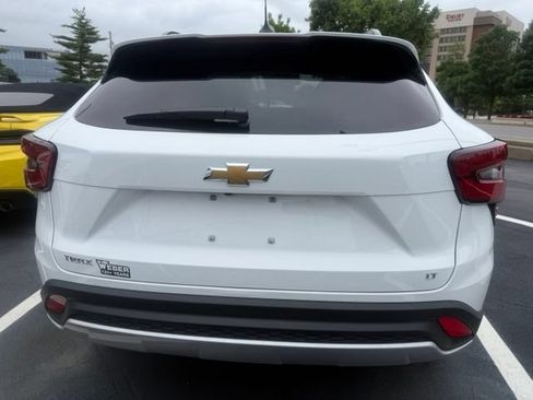 Used 2026 Chevrolet Trax LT w/ LT Convenience Package FWD image 8