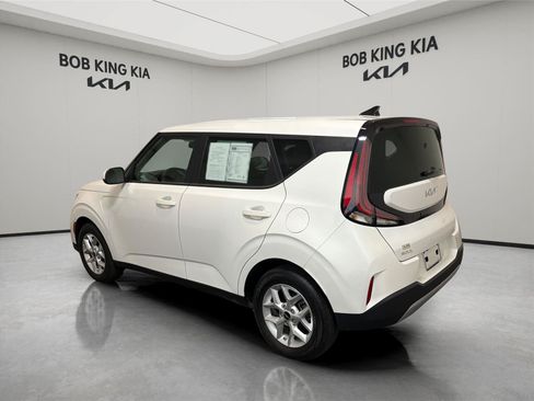 Used 2025 Kia Soul LX w/ LX Technology Package FWD image 3