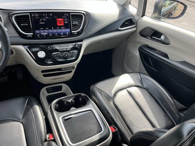 Used 2023 Chrysler Pacifica Touring-L FWD image 16