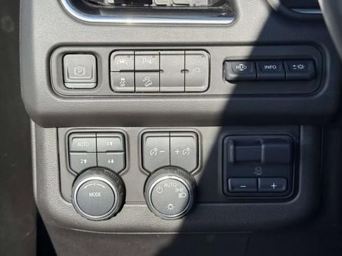 Used 2021 Chevrolet Suburban Premier w/ Premium Package image 21