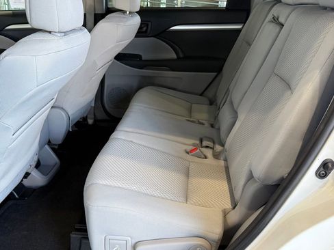 Used 2015 Toyota Highlander LE image 29