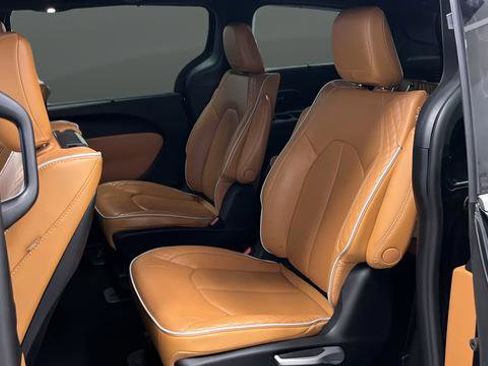Used 2023 Chrysler Pacifica Pinnacle FWD image 24