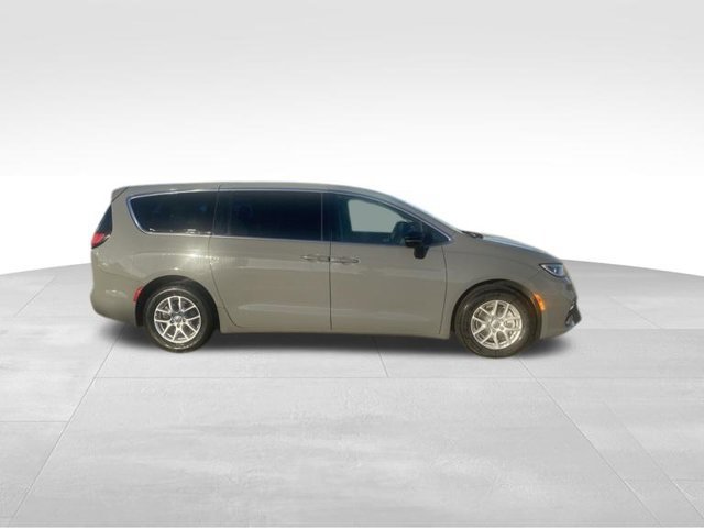 Used 2025 Chrysler Pacifica Select FWD image 3