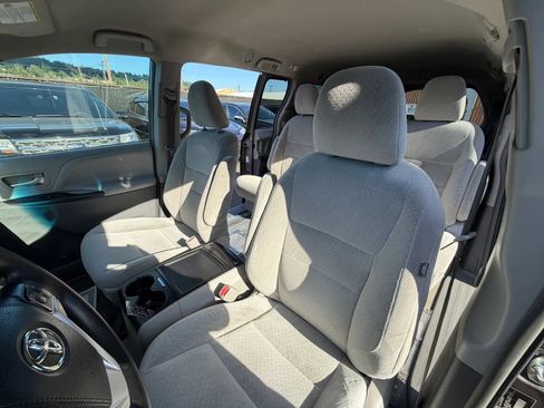 Used 2017 Toyota Sienna LE FWD image 23