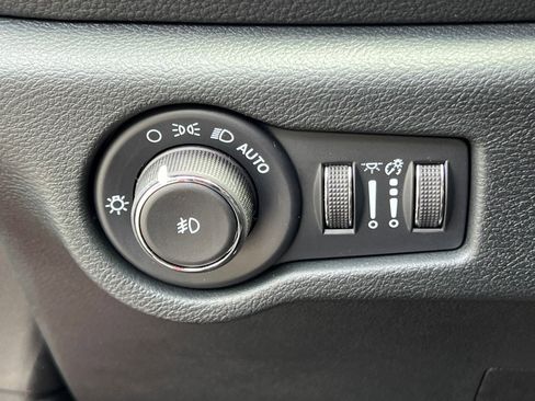 New 2025 Chrysler Pacifica Select w/ Fav Edition Package image 24