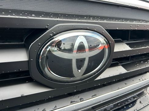 Used 2021 Toyota Tacoma SR5 AWD/4WD image 31