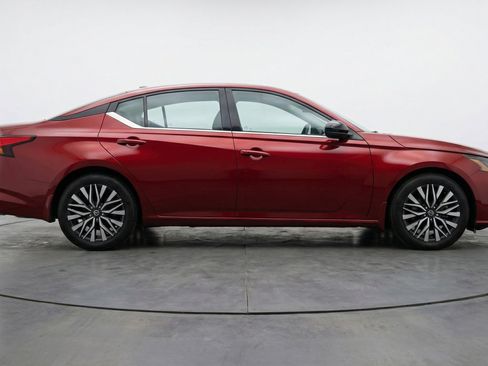 Used 2025 Nissan Altima 2.5 SV image 11