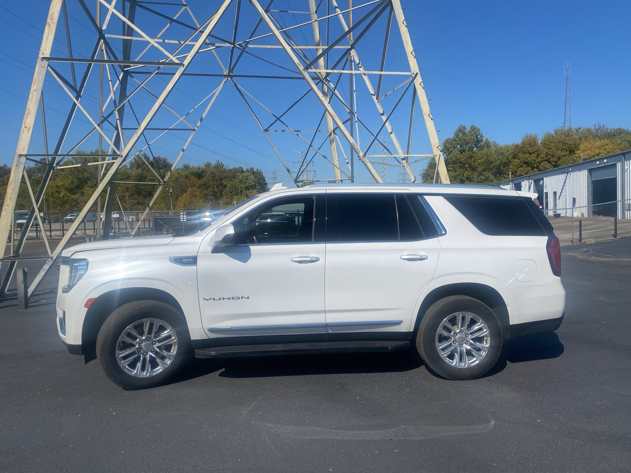 Used 2021 GMC Yukon SLT w/ SLT Luxury Package RWD image 2