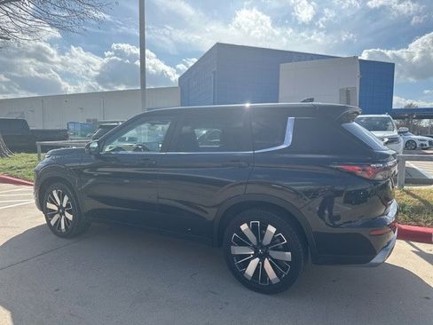 Used 2026 Mitsubishi Outlander SE image 3