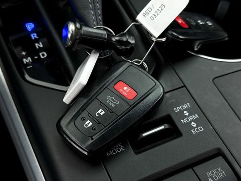 Used 2023 Toyota Highlander XLE image 39