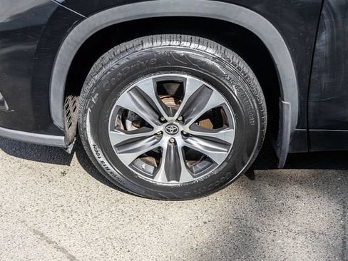 Used 2023 Toyota Highlander XLE AWD/4WD image 12
