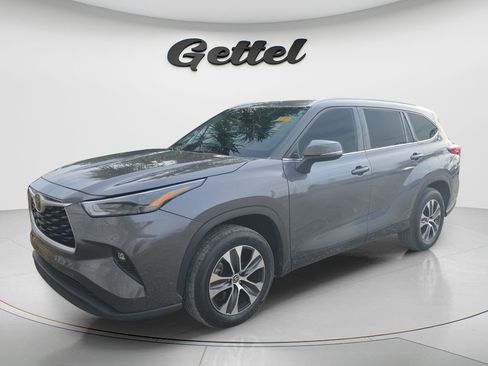 Used 2022 Toyota Highlander XLE FWD image 2