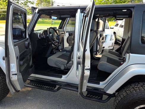 Used 2010 Jeep Wrangler Unlimited Sahara w/ Dual Top Group AWD/4WD image 27