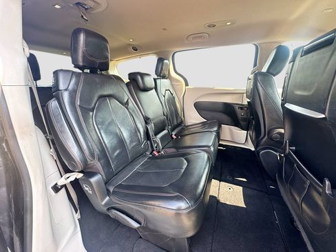 Used 2020 Chrysler Pacifica Touring-L Plus w/ Tire & Wheel Group FWD image 26