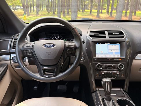 Used 2018 Ford Explorer XLT w/ Equipment Group 202A FWD image 3