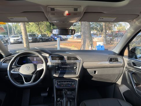 Used 2022 Volkswagen Tiguan SE FWD image 34