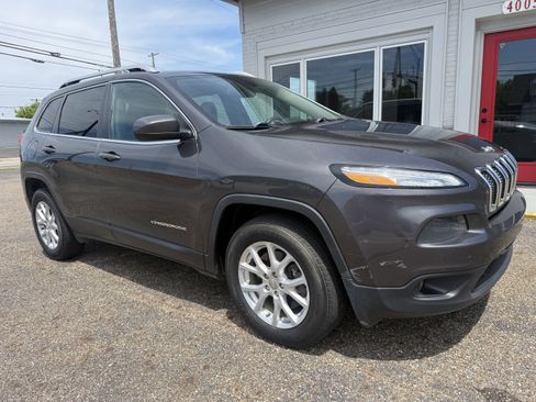 Used 2015 Jeep Cherokee Latitude w/ Cold Weather Group AWD/4WD image 7