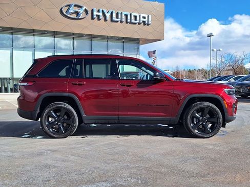 Used 2024 Jeep Grand Cherokee Altitude image 2