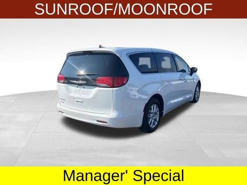 Used 2023 Chrysler Voyager LX FWD image 7