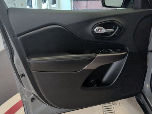 Used 2019 Jeep Cherokee Limited AWD/4WD image 24