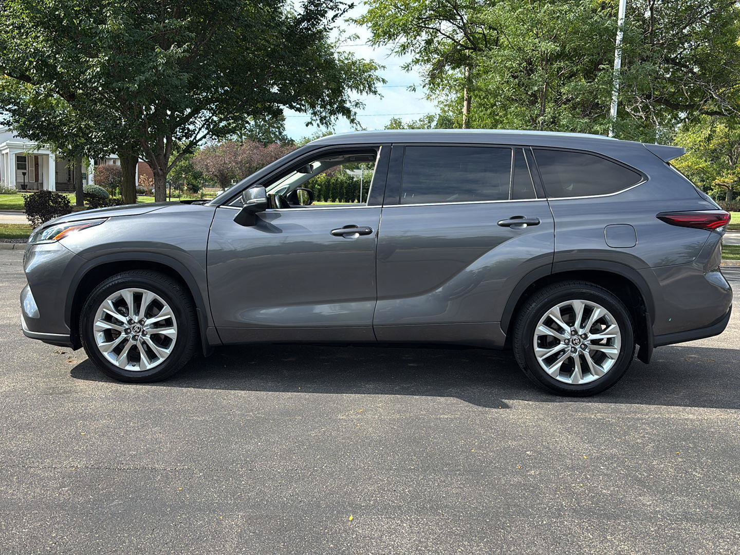 Used 2024 Toyota Highlander Limited AWD/4WD image 24