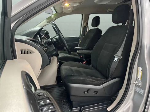 Used 2017 Dodge Grand Caravan SXT w/ Quick Order Package 29G SXT FWD image 10