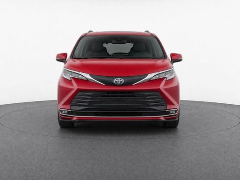 New 2026 Toyota Sienna XLE FWD image 5