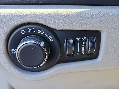 Certified 2022 Chrysler Voyager LX image 33