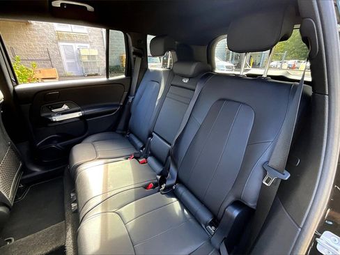 Used 2025 Mercedes-Benz GLB 250 4MATIC image 28
