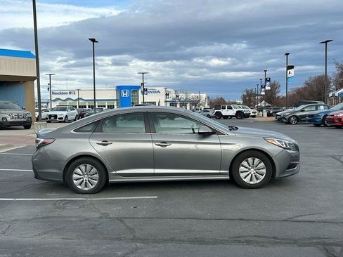 Used 2017 Hyundai Sonata SE image 2