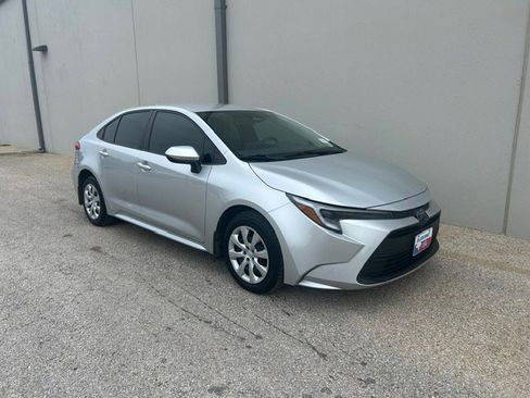 Used 2025 Toyota Corolla LE FWD image 2