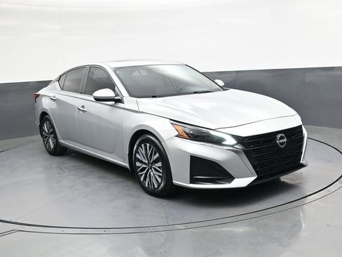 Used 2023 Nissan Altima 2.5 SV w/ SV Premium Package FWD image 2