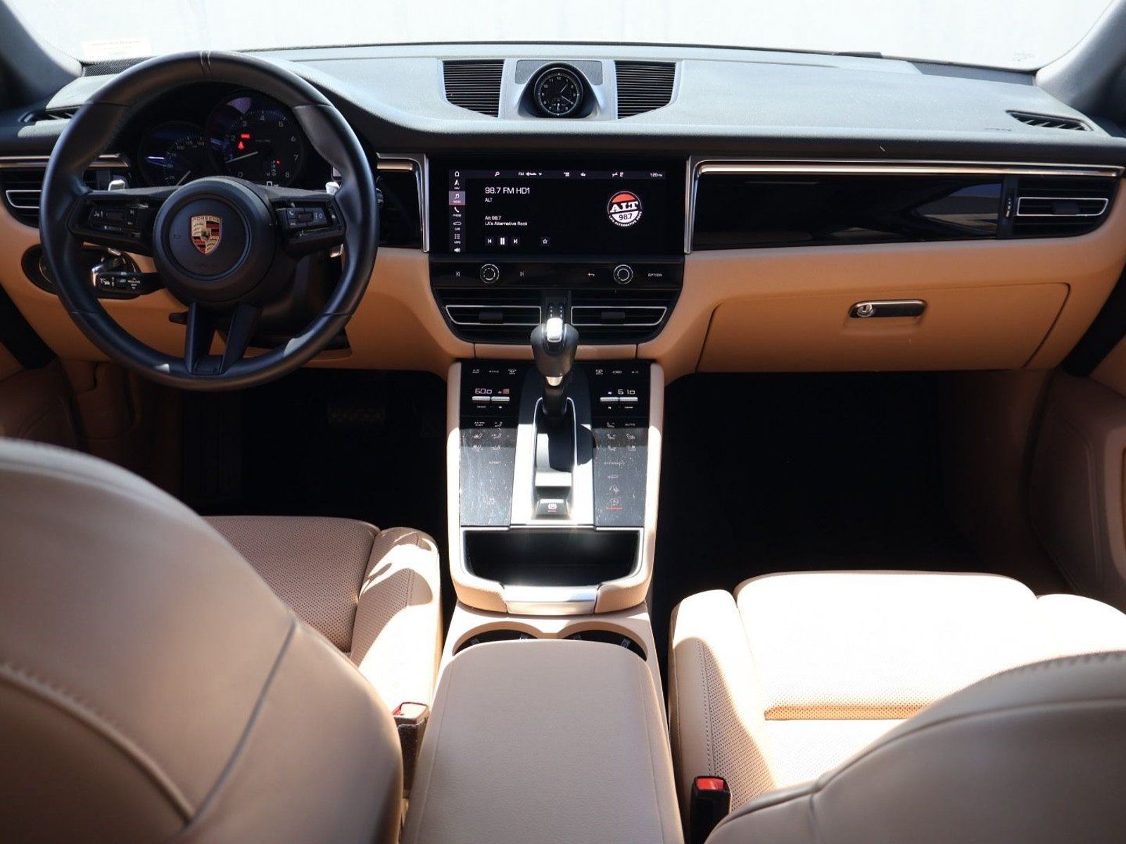 Certified 2023 Porsche Macan AWD/4WD image 19