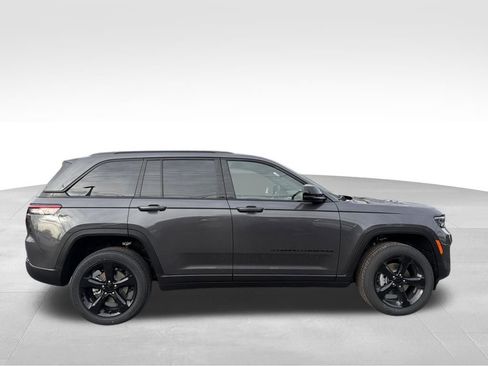 New 2025 Jeep Grand Cherokee Altitude image 9