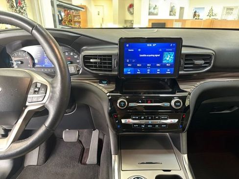 Used 2023 Ford Explorer Limited image 19