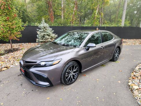Used 2023 Toyota Camry SE image 1