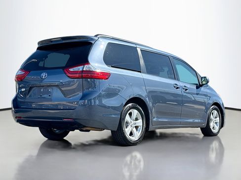 Used 2016 Toyota Sienna LE image 2